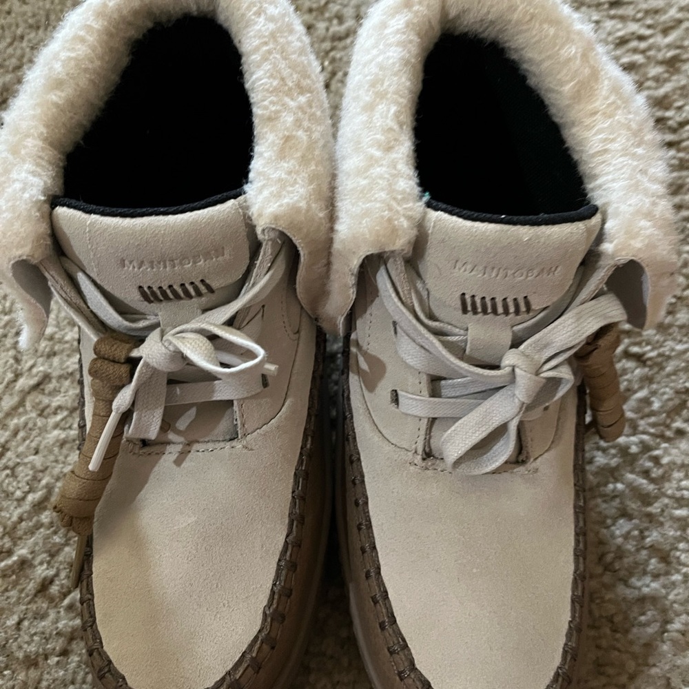 Manitobah  Tan  Boots with Fur Lining